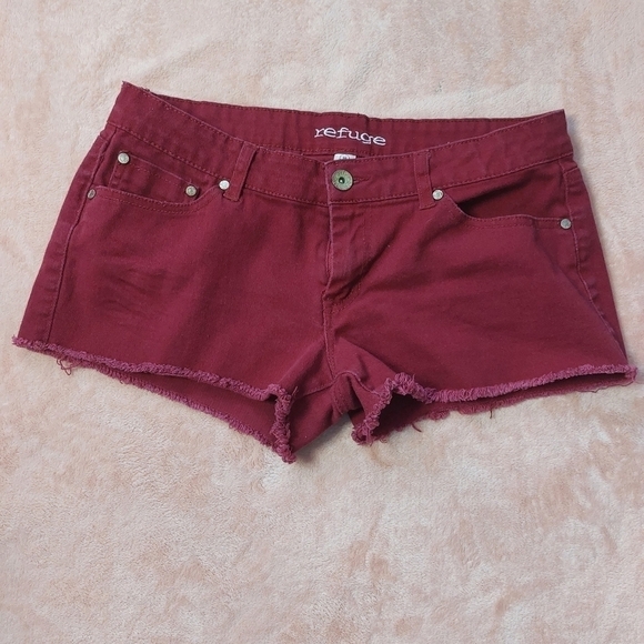 REFUGE WOMEN'S MAROON DISTRESSED JEAN SHORTS SIZE 10. - Picture 2 of 8